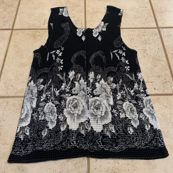 Liz Baker Woman Black & White Floral Crinkle Sleeveless Top 2X - Picture 4 of 5